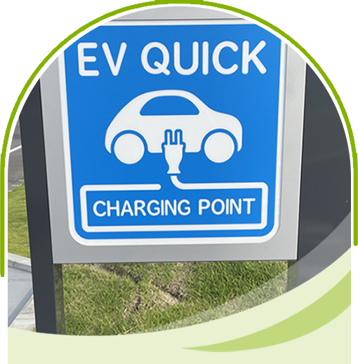 無料駐車場・EV充電スペース有